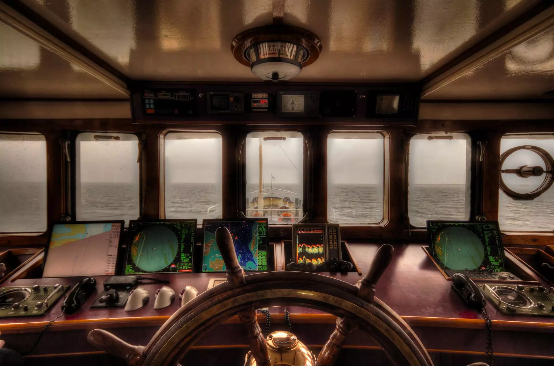 Le gouvernail d'un bateau et une ligne d'horizon