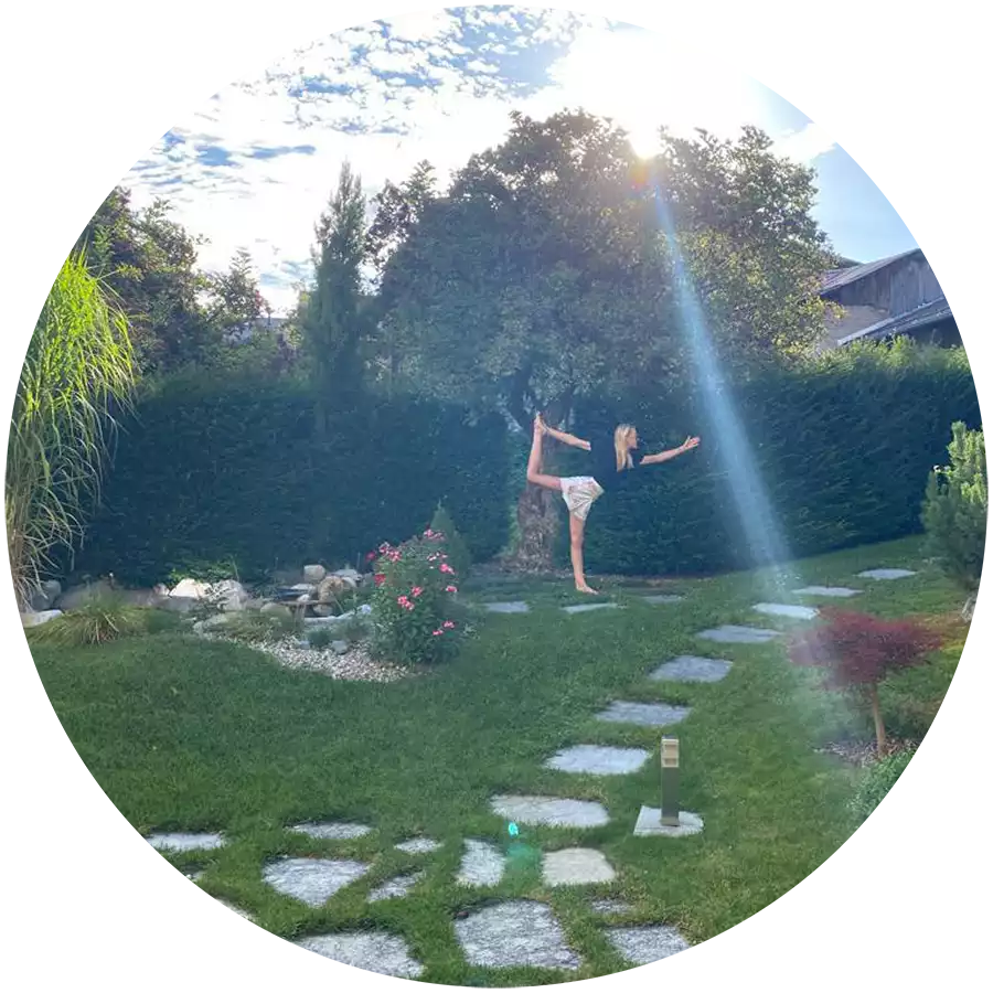 Image de bas de page de l'article Je R&eacute;alise " Le yoga : Mon art de vivre 2/3 ", sur laquelle l'on voit Justine faisant du yoga.